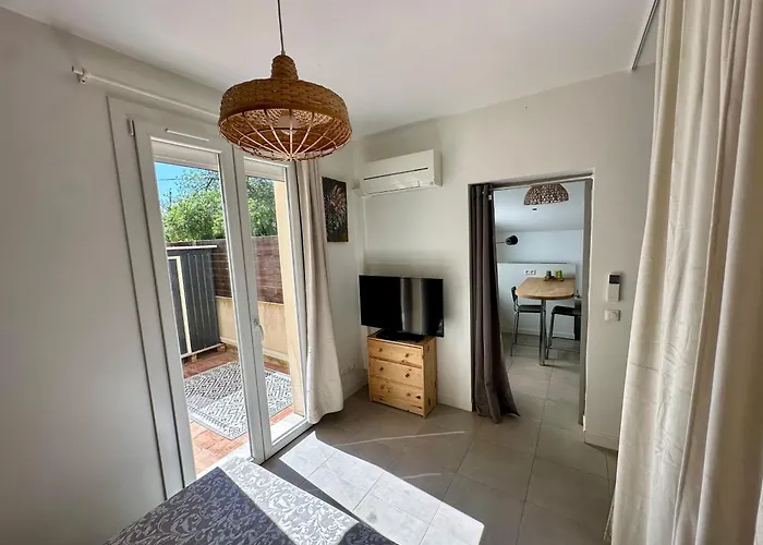 T2 Les Garrigues 公寓 *